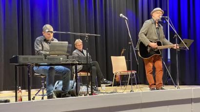 Bild: aub
Franz Schuier, Dr. Christoph Seidl und Hubert Treml (von links) stellten ihr ebenso besinnliches wie erheiterndes Text- und Musik Programm im Nabburger Jugendwerk heuer unter das Motto "heit".