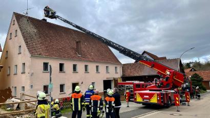 Bild: lei
Mithilfe einer Drehleiter entfernte die Feuerwehr von außen den Ruß im Kamin, um so dem Feuer die Nahrung zu entziehen. Wasser darf bei dieser speziellen Art von Brand nicht zum Einsatz kommen.