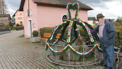 Bild: pi
Josef Zintl freut sich über den prächtig geschmückten Osterbrunnen bei der Kapelle.