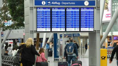 Bild: Roberto Pfeil/dpa/Archivbild
Reisende ziehen ihre Koffer auf dem Flughafen in Richtung Check-In.
