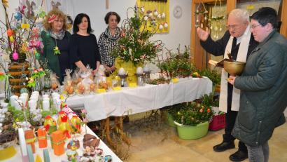 Bild: dob
Pfarrer Gerhard Schmidt kommt gleich nach der Eröffnung zur Segnungshandlung im Erdgeschoß des Pfarrheims vorbei. Mitglieder des Frauenbunds haben in kreativer Vorarbeit wieder alles bunt für den Palmsonntagsbasar erstrahlen lassen und richtige Hingucker hergestellt.