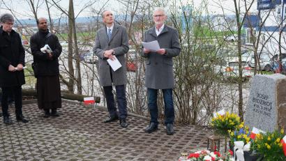 Bild: Hirsch
Heimatforscher Hans-Peter Weiß (rechts) hat das Schicksal eines Zwangsarbeiters recherchiert und ein Mahnmal errichtet. Pater Francis (Zweiter von links) segnete den Gedenkstein in Anwesenheit von Konsul Maciej Szmidt (Zweiter von rechts) und dem Historiker und Journalisten Thomas Muggenthaler (links).
