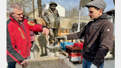 Bild: Gabi Schönberger
Einst zierte der Oberpfälzer Musikant den Wieselbrunnen am ehemaligen Gesundheitsamt in Neustadt/WN. Jetzt richten ihn Thomas (links) und Wolfgang Raithel her, um die Figur dann auf einem Granitsockel im Brunnentrog zu platzieren, der bald wieder in Neustadt steht.