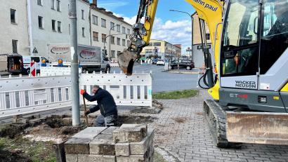 Bild: Gabi Schönberger
Die Arbeiten an der Ampel in der Dr.-Seeling-Straße laufen schon. Wohl nach Ostern wird die Einmündung in die Untere Bauscherstraße wechselseitig gesperrt sein.
