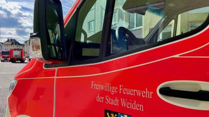 Bild: Gabi Schönberger
Ein Fahrzeug der Weidener Feuerwehr steht nach dem Brand in einem Wohnhaus in der Galgenbergstraße am Einsatzort.