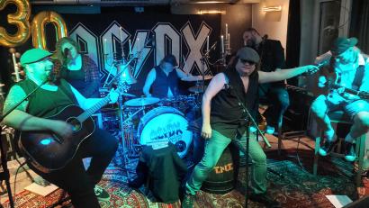 Bild: jua
30 Jahre B 14: Zum Jubiläum steht die Rock-Band "AC/DX" auf der Bühne und sorgt für gute Stimmung.