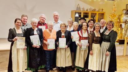 Bild: Fleischmann/exb
Die Jubilare der „Miesbergler“ Susanne Ernst, Jürgen Müller, Gerlinde Kasparides, Erich Schwarz, Ingrid Sitter, Georg Greger, Elisabeth Gottsauner, Sieglinde Neft, Renate Irlbacher, Barbara Thiele, Christine Obermeier, Ottmar Hochmuth (von links) zusammen mit Lisa Wilhelm, Gerlinde Ott (von rechts) und Peter Kurzwart (Sechster von rechts).