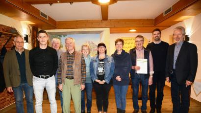 Bild: bey
Parksteins Zweiter Bürgermeister Josef Langgärtner (links) sichert der neuen Vorstandschaft mit Vorsitzendem Johannes Höning, Zweitem Vorsitzenden Franz Bringer, Schatzmeisterin Simone Gmeiner und Schriftführerin Kerstin Angerer Soares (vordere Reihe, von links), den Beisitzern Willi Bleich und Elisabeth Bringer (hintere Reihe, von links) die Unterstützung des Marktes zu. Stellvertretender Bezirksvorsitzender Arthur Weber (links) ehrte die Mitglieder Denis Herzog und Konrad Gemeiner (von rechts) für die langjährige Treue zur Siedlergemeinschaft.