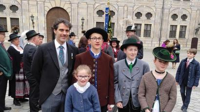 Bild: Alexandra Schreg/exb
Als Vertreter der Oberpfalz durften die Auerbacher Trachtenkinder Klara und Luca Schreg (Zweite und Dritter von links) an der Hochzeit von Ludwig Prinz von Bayern (links) und seiner Frau Sophie-Alexandra im Schlossgarten und in der Theatinerkirche in München teilnehmen – ein besonderes Erlebnis.