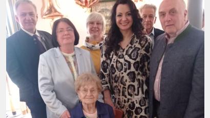 Bild: fpoz
Theresia Majcher (vorne) gratulierten zum 100. Geburtstag unter anderem Landrat Roland Grillmeier, Tochter Maria, Pfarrsekretärin Steffi Wegmann, Bürgermeisterin Margit Bayer und Seniorenbeauftragter Gerhard Weber.