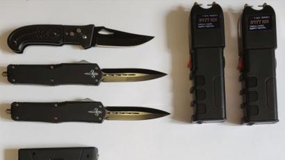 Bild: Polizeiinspektion Waldsassen/exb
Das Bild der Polizeiinspektion Waldsassen zeigt einen Teil der sichergestellten Gegenstände, den zwei Männer nach Deutschland schmuggeln wollten.