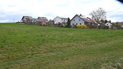 Bild: gf
Im Haushalt der Gemeinde Gebenbach sind heuer 500.000 Euro für die Erschließung des Neubaugebiets Gebenbach Nord-West (Bild) eingestellt, das sich an die bisherige Bebauung in der Flurstraße anschließ. Geplant sind zwölf Baugrundstücke, die zusammen knapp über 10.000 Quadratmeter umfassen.