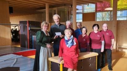Bild: Thurow/exb
Lisa Wilhelm (Vorsitzende D’Miesbergler), Professor Andreesen (Vorsitzender Leukämiehilfe Ostbayern), Christa Burggraf (zweite Vorsitzende der Leukämiehilfe Ostbayern), Michael Ruidisch, Xaver Obendorfer, Gerlinde Ott, Marianne Obendorfer und Andreas Wilhelm (Mitglieder des Trachtenvereins, von links) zeigt das Bild bei der Spendenübergabe.