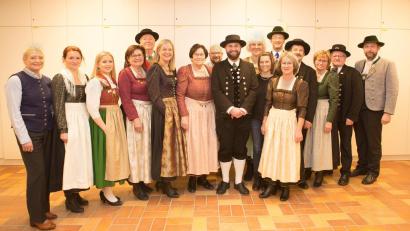 Bild: Pielmeier/exb
Nach der Neuwahl beim Trachtenverein (von links): stellvertretende Bürgermeisterin Gabi Wittleben, Susanne Ernst, Inka Wilhelm, Christine Obermeier, Anton Reiger, Doris Söllner (neue Vorsitzende), Renate Reiger, Karl Steinbacher, Eiko Geiß, Maria Karl, Stephanie Niebauer, Andreas Karl, Gerlinde Ott, Josef Wilhelm, Lisa Wilhelm, Andreas Wilhelm und Jürgen Hofmann (Gauvorstand).