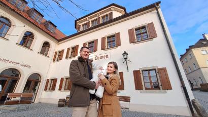 Bild: Brigitte Gschwendtner/fph
Wenn jedem Anfang ein Zauber innewohnt, dann hat Andreas Geschibet beruflich wie privat gerade genug Zauberhaftes um die Ohren: Mit Osksana Morvaniuk freut er sich über die Geburt ihrer gemeinsamen Tochter Mia. Außerdem­ zog die Familie nach Marktredwitz in den "Goldenen Löwen" um, den der Wirt aus dem Dornröschenschlaf holen möchte.