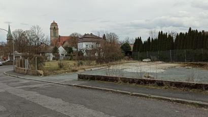 Bild: lum
Hier in der Josef-Höser-Straße ist die Errichtung eines Ärztehauses mit Wohnräumen und Tiefgarage geplant