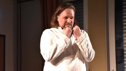 Bild: ubb
Was für eine Darbietung: Zorn, Wut, Verzweiflung, Zweifel an sich selbst, an der Weltordnung oder Trauer: Bernhard Neumann brillierte in seiner Rolle des Jufas unter anderem durch Wortgewandtheit, Textsicherheit und einer sehr emotional geladenen Darstellungskraft.