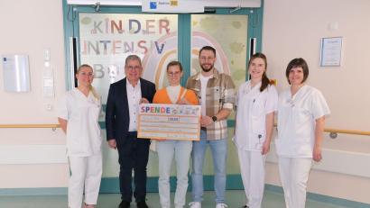 Bild: Klinikum/Danninger/exb
Kerstin und Matthias Gschwendtner übergeben an Chefarzt Dr. Andreas Fiedler sowie das Team der B0 den symbolischen Scheck