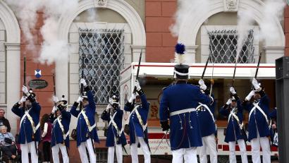 Archivbild: bgm
Die Neustädter Bürgerwehr schießt Salut vor dem Landratsamt. Seit 1982 sind die historischen Paramilitärs nicht aus der Stadtfolklore wegzudenken.