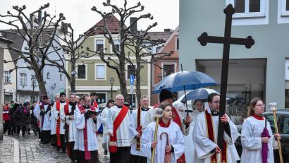 Bild: Stephan Huber
Der gemeinsame Kreuzweg der Amberger Pfarreien zog von St. Georg über die Seminargasse und den Viehmarkt zum Schrannenplatz, wo eine erste Station gebetet wurde.