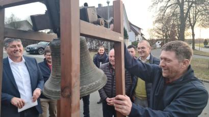 Bild: sne
Tobias Schatz hat Spaß mit seinem Fund. Doch bald schon soll die Glocke erhöht und unter einer Glaskuppel schwerer erreichbar sein.