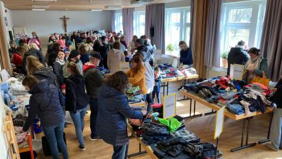 Bild: exb/AWO
Einen regelrechten Ansturm gibt es auf das Angebot des zweiten Baby- und Kinderbasars des AWO-Ortsvereins in Flossenbürg.