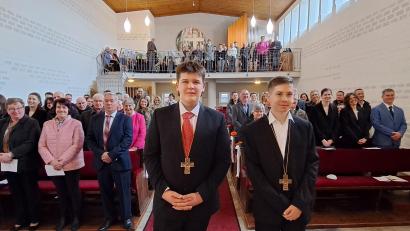 Bild: bk
Leopold Strobel und Robert Prölß (von links) legen in Vilseck ihr Konfirmationsversprechen ab.