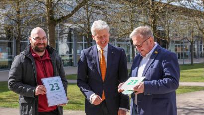 Bild: Wiesel/OTH Amberg-Weiden/exb
Stadt Amberg zeichnet den Campus Amberg der OTH Amberg-Weiden mit der „Grünen Hausnummer“ aus (von links): Christoph Dereser, Klimaschutzmanager Stadt Amberg, Hochschulpräsident Professor Clemens Bulitta und Martin Preuß, Bürgermeister Stadt Amberg