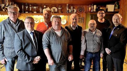 Bild: R. Kreuzer
Für weitere vier Jahre wählen die Kameraden in der Reservistenkameradschaft Weiden eine neue Vorstandschaft. Die engeren Vorstandsmitglieder wollen ihre Ämter in jüngere Hände legen. Von links: Vorsitzender Werner Holl, Organisator der Reservisten Hartmut Schütze, Willi Lang, Hans Klughardt, Lorenz Kiener, Uli Zielonka, Alexander Lang, Kreisvorsitzender Manfred Zettl. Kassier Dieter Zetzlmann fehlte.