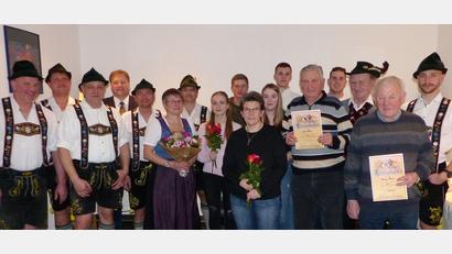 Bild: jp
Der Kastler Trachtenverein Sechs Lilien wählt eine neue Vereinsführung mit Vorsitzendem Wolfgang Pöllath (Dritter von links) an der Spitze und ehrt langjährige Mitgliedern. Bürgermeister Stefan Braun (Vierter von links) und Willi Sossau (Dritter von rechts) vom Gebiet West der Trachtler gratulieren.