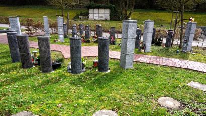 Bild: tra
Die Fundamente für die zusätzlichen Urnenstelen im Friedhof Ensdorf sind bereits vorhanden.