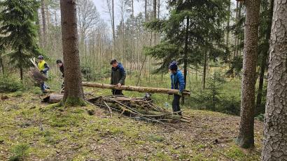 Bild: Barbara Strenge/exb
Die Schüler brachten sich beim Waldpädagogiktag der Realschule im Stiftland aktiv ein.