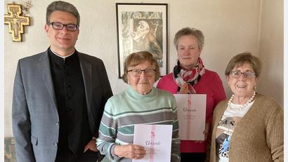 Bild: hae
Pfarrer Michael Jakob (links.) und Vorsitzende Hermine Knauer (rechts) gratulierten Maria Nagler (Zweite von links) für 50 Jahre und Maria Losch für 25 Jahre Mitgliedschaft. Heinrich Nagler konnte aus gesundheitlichen Gründen an der Ehrung nicht teilnehmen.