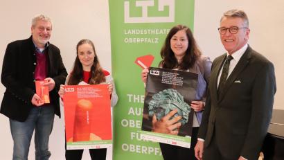 Bild: Stadt Tirschenreuth/exb
Bürgermeister Franz Stahl mit Birgit Plößner, Alexandra Marinescu und Wolfgang Meidenbauer (von rechts) bei der Vorstellung des Stücks „Extrawurst“ im Tirschenreuther Rathaus.