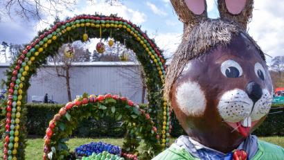 Bild: Stephan Huber
Der Mutter-Kind Brunnen in Sulzbach-Rosenberg, ist wieder österlich geschmückt.