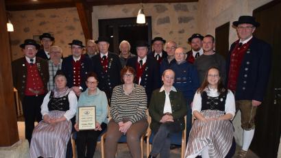Bild: wku
Die Ossinger-Trachtler ehren langjährige Mitglieder: (sitzend, von links) Hildegard Bär, Martina Suttner, Christine Pesold, Maria Klobes-Martin, Michaela Pirner, (stehend, von links) Tobias Lehner, Eckehard Papenfuß, Karl Stöhr, Hermann Schlenzig, Georg Pirner, Paul Pesold, Günter Seibold, Konrad Lederer, Hans Koch, Hans Melchner, Hubert Scharrer, Andreas Pirner, Bürgermeister Jörk Kaduk und Hans-Jürgen Bruhn.