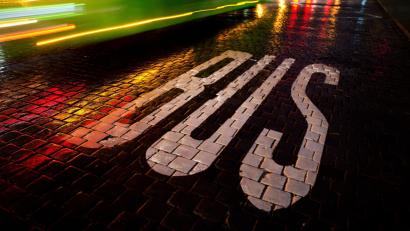 Symbolbild: Arno Burgi/dpa
Im bayerischen öffentlichen Bus- und Schülerverkehr fehlen rund 4000 Busfahrer.