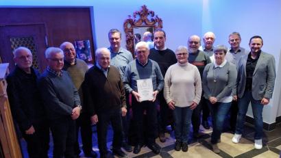 Bild: rfi
Wolfgang Nicklas senior, Paul Braun, Pfarrer Wilhelm Bauer, Josef Zangl, Michael Bartmann, Josef Kappl, Richard Schneider, Elisabeth Braun, Andreas Grillmeier, Matthias Grundler, Hedwig Haberl, Hubert Reil und 2. Bürgermeister Werner Schärtl (von links) freuen sich auf die gemeinsame Zukunft beim OWV Tännesberg.
