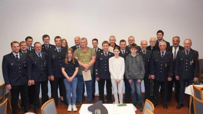Bild: fvo
Die bisherige und neue Vorstandschaft der Feuerwehr Lennesrieth mit Neuaufnahmen und Geehrten mit Vorsitzenden Christian Weig (Sechster von links) und Kommandanten Michael Stahl (Dritter von links).