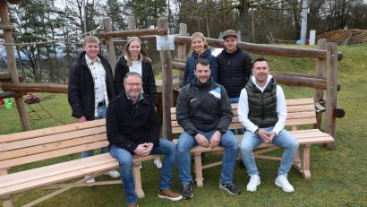Bild: hdk
Zwei Sitzbänke stiftet die Kirwagemeinschaft für den Kinderspielplatz in Kürmreuth. Sitzend von links Hans Martin Grötsch, Michael Straub und Thomas Pirner, stehend von links Lukas Gebhard, Tina Wittmann, Viola Hagerer und Julian Taubmann.