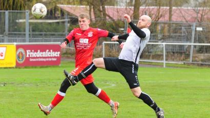 Bild: Schrems
Der Waldershofer Lukas Hausladen (links) und Tobias Schraml vom FC Lorenzreuth kämpfen um den Ball. Der TSV Waldershof gewann zum Auftakt der Rest-Rückrunde das Derby gegen die Lorenzreuther mit 6:2.