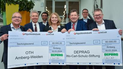 Bild: Stephan Huber
Diese Summe hat überdimensionale Schecks verdient: Jeweils 60.000 Euro spendete Deprag-Mehrheitsgesellschafterin Ingrid Schulz-Hallmann anlässlich ihres 60. Geburtstags an die OTH Amberg-Weiden und die "DEPRAG Otto-Carl-Schulz-Stiftung". Von links: Prof. Andreas P. Weiß (Fakultät Maschinenbau/Umwelttechnik), OTH-Präsident Clemens Bulitta, Prof. Christoph Lindenberger (designierter Prodekan Fakultät Maschinenbau/Umwelttechnik), Ingrid Schulz-Hallmann, ihr Ehemann Dr. Erik Hallmann (Deprag-Geschäftsführer), Prof. Heiko Zatocil (Fakultät Elektrotechnik, Medien und Informatik), Oberbürgermeister Michael Cerny.