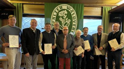 Bild: krb
Altbürgermeister Gerd Werner (Zweiter von rechts) wird für 40-jährige Mitgliedschaft beim OWV Neustadt mit der Ehrennadel des OWV in Gold ausgezeichnet.