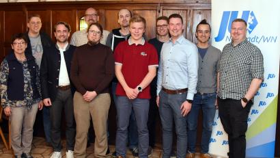 Bild: bgm
Benedikt Jesse (vorne, Vierter von links) ist als Vorsitzender der JU Neustadt Nachfolger von Ulrich Kißler (Dritter von rechts). Benedikt Grimm (Zweiter von rechts) und Julian Gröger (vorne, Dritter von links) wurden aus den Reihen der Jungen Union verabschiedet.