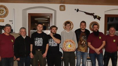 Bild: mrr
Den Siegern im Dorfpokal- und Osterschießen gratuliert Schießleiter Georg Dotzler (links) und Vorsitzender Heiner Graf (rechts).