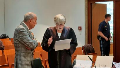 Bild: scm
Martina Fuchs-Andonie, die Anwältin des Vaters, bespricht sich mit dem Zeugenbeistand und Nebenklagevertreter des Jungen, Michael Hasslacher.