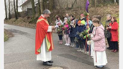 Bild: sl
Pfarrer Adam Nieciecki spricht das Segensgebet vor den Kindern für die Palmzweige.