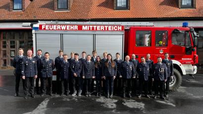 Bild: Philipp Sölch/exb
Zwölf Feuerwehrnachwuchskräfte legten erfolgreich die Grundausbildung ab.