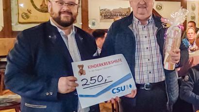 Bild: Hans Walter/exb
Insgesamt 400 Euro übergab CSU-Ortsvorsitzender Hans Walter an Vorsitzenden Herbert Putzer (von links), der beim Fischessen in Unterbruck auch die Geschichte und Arbeit der Spendenübergabe Kinderkrebshilfe Oberpfalz Nord vorstellte.