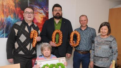 Bild: ge
Zum 100. Geburtstag gratulieren der Jubilarin Irmgard Born (stehend, von links) Pfarrer Herbert Mader, Bürgermeister Stefan Frank, Enkel Martin Lorenz sowie Tochter Monika Lorenz.